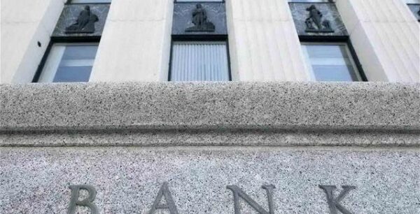 Bloomberg: Οι τράπεζες ρίχνουν 11 δισ. ευρώ στην ελληνική οικονομία, αλλά αυτό δεν αρκεί