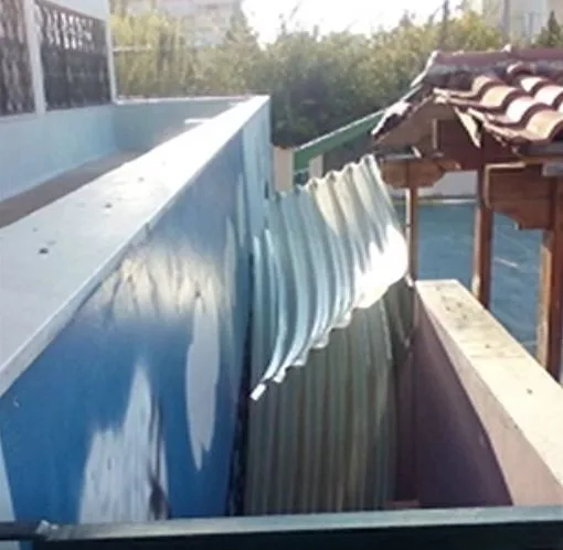 Αποκολλήθηκε στέγη σε σχολείο στο Καματερό