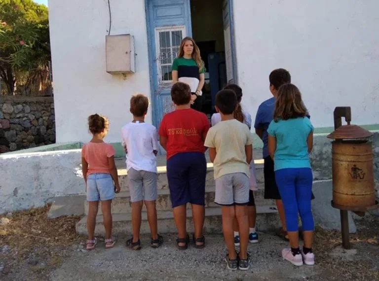 Αυτή είναι η δασκάλα που πάει κάθε πρωί στην Τέλενδο με βάρκα