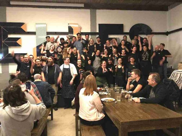 “Everybody Eats”, η πρωτοβουλία ενός εστιατορίου που φέρνει στο ίδιο τραπέζι άστεγους και τραπεζίτες