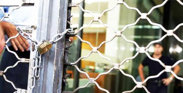 Ολεθρος για τους μικρομεσαίους επιχειρηματίες: Έκλεισαν βιβλία σχεδόν 200.000 επαγγελματίες