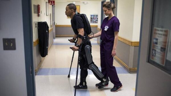 Πλήρως παράλυτος στα κάτω άκρα περπάτησε ξανά και τετραπληγικός έπιασε αντικείμενα!! Βίντεο