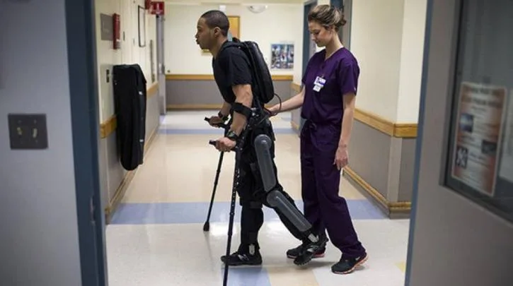 Πλήρως παράλυτος στα κάτω άκρα περπάτησε ξανά και τετραπληγικός έπιασε αντικείμενα!! Βίντεο