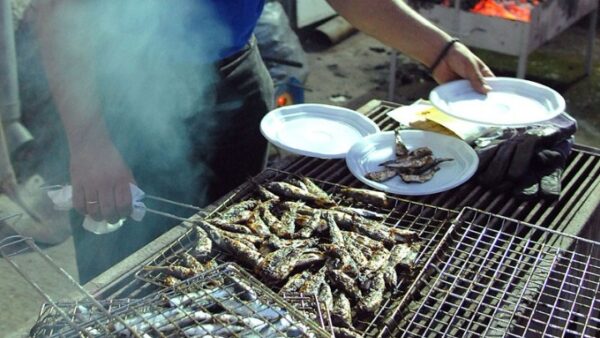 Το μαγείρεμα με κάρβουνα ή ξύλα αυξάνει τον κίνδυνο για αναπνευστικές παθήσεις