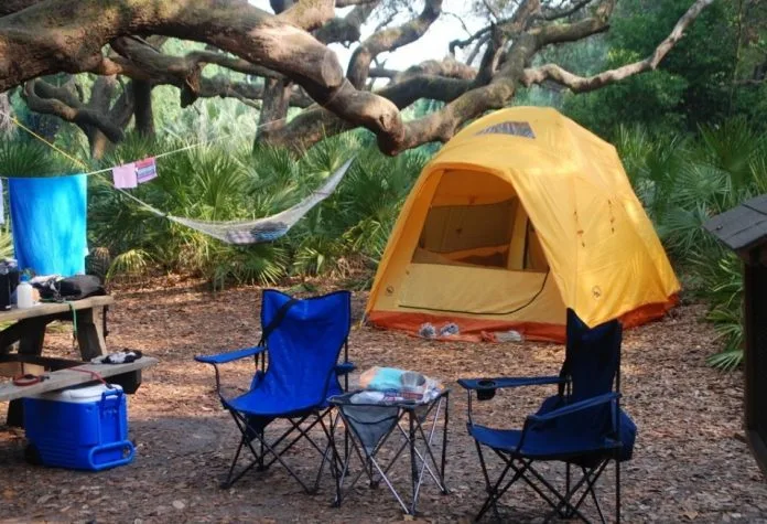 Χανιά: Δάσκαλοι και καθηγητές σε κάμπινγκ και ενοικιαζόμενα – Νομάδες οι φοιτητές