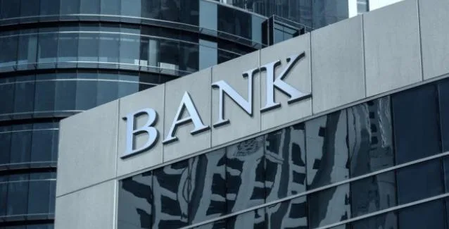 Bloomberg: «Το χθεσινό ξεπούλημα συνιστά προειδοποίηση προς τις ελληνικές τράπεζες»
