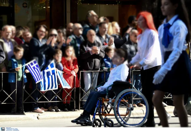Παρέλαση Θεσσαλονίκης: Συγκίνησε ο μαθητής ΑμεΑ με την συνοδό του