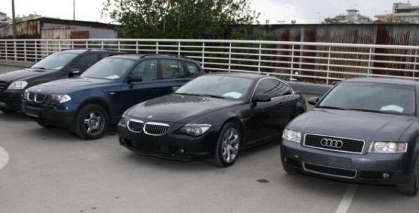 Στο «σφυρί» δεκάδες αυτοκίνητα και μοτοσυκλέτες