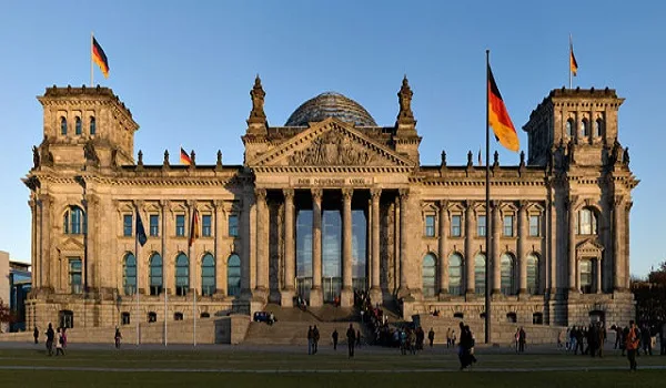 Το Βερολίνο ζητά να μείνει η Ελλάδα σε μεταρρυθμιστική πορεία