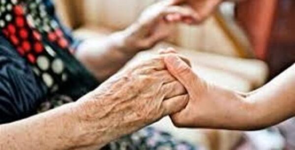 Δέσμευση για 3.000 μόνιμους διορισμούς στο Βοήθεια στο σπίτι