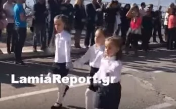 Η παρέλαση της τυφλής μαθήτριας που συγκίνησε- Την κρατούσαν από το χέρι συμμαθήτριές της (Βίντεο)