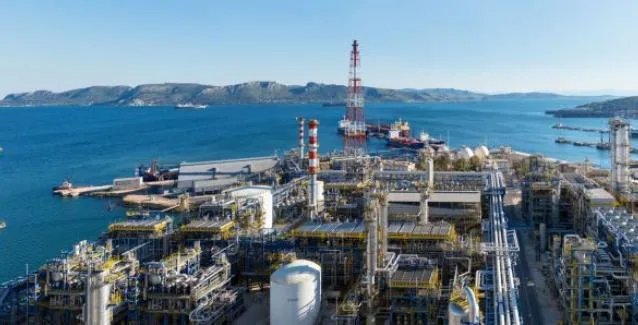 Reuters: Τον Νοέμβριο οι προσφορές για τα ΕΛΠΕ