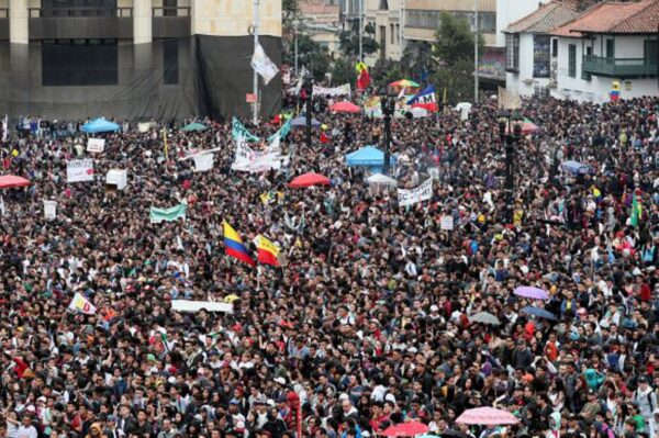 Κολομβία: Στους δρόμους χιλιάδες εκπαιδευτικοί στο πλευρό των μαθητών