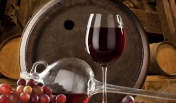 Πώς ένα ποτηράκι κόκκινο κρασί το βράδυ βοηθά στη μείωση του βάρους!