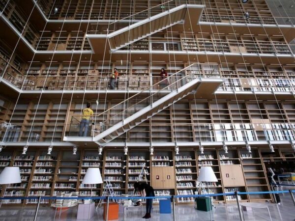 Στα «άδυτα» της νέας Εθνικής Βιβλιοθήκης ξεναγήθηκαν η υπουργός Πολιτισμού και η υφυπουργός Παιδείας