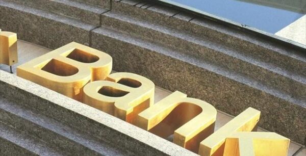 Βloomberg: Τι συμβαίνει με τις ελληνικές τράπεζες και πώς μπορεί να διορθωθεί