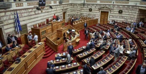 «Οι βουλευτές θα πάρουν αναδρομικά 24.442 ευρώ»