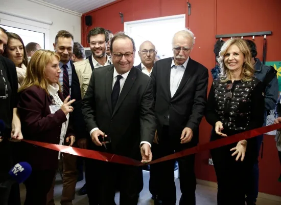 Επίσκεψη Φρανσουά Ολάντ στο χώρο Φιλοξενίας Προσφύγων στον Ελαιώνα συνοδευόμενος από τη Μ. Τζούφη