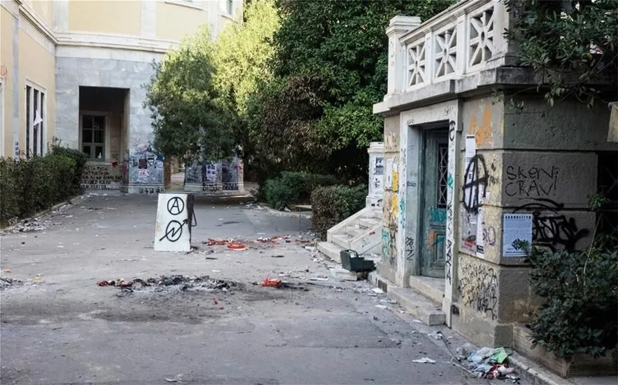 Φωτογραφίες των βανδαλισμών σε Πολυτεχνείο και Αριστοτέλειο κατέθεσε στη Βουλή ο Μητσοτάκης