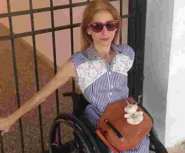 Εκλεισαν έξω από το σχολείο μαθήτρια με αμαξίδιο στην Ηγουμενίτσα!