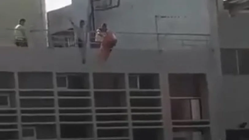 Μαθητές στην Κρήτη μπήκαν σε ΤΕΙ και έκαψαν την Αλβανική σημαία