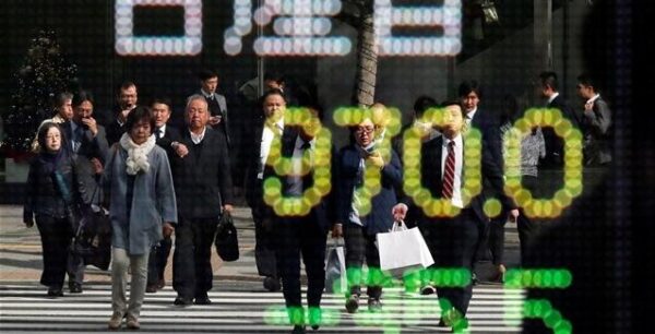 Αυτοκίνητα, τεχνολογία οδηγούν στο κόκκινο τις αγορές