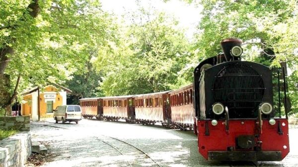 Το θρυλικό τρενάκι του Πηλίου μαγεύει χιλιάδες επισκέπτες