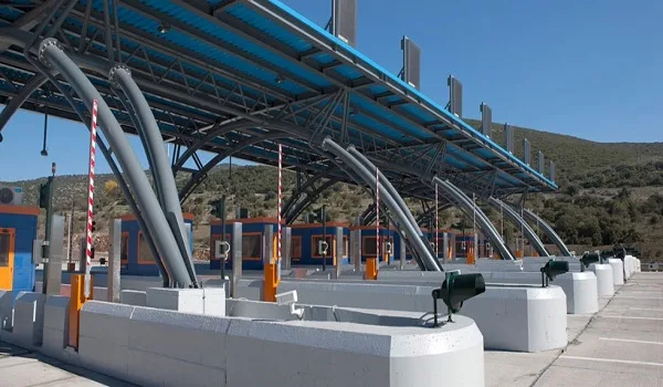 Μεγάλη έξοδο οχημάτων από την Αθήνα καταγράφουν οι σταθμοί των διοδίων