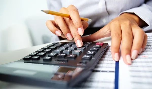 Νοικοκυριά και επιχειρήσεις πρέπει να πληρώσουν φόρους 2,8 δισ. μέχρι τη Δευτέρα