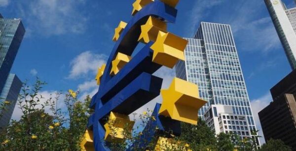 Bloomberg: Απολογισμός για τα 20 χρόνια ευρώ – Οι άριστοι, οι μέτριοι και οι μετεξεταστέοι