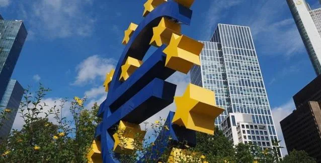 Bloomberg: Απολογισμός για τα 20 χρόνια ευρώ – Οι άριστοι, οι μέτριοι και οι μετεξεταστέοι