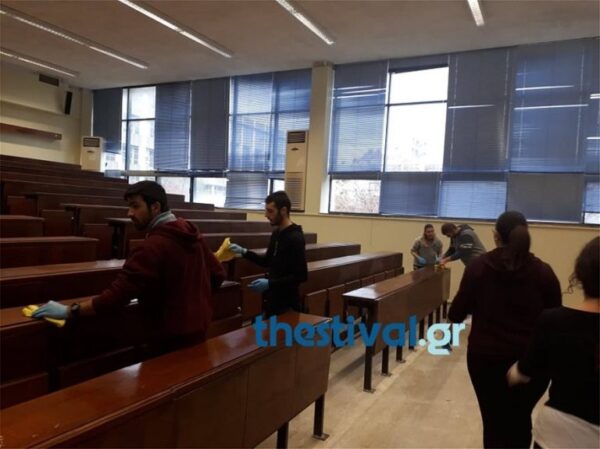 Φοιτητές καθαρίζουν τη Θεολογική σχολή του ΑΠΘ