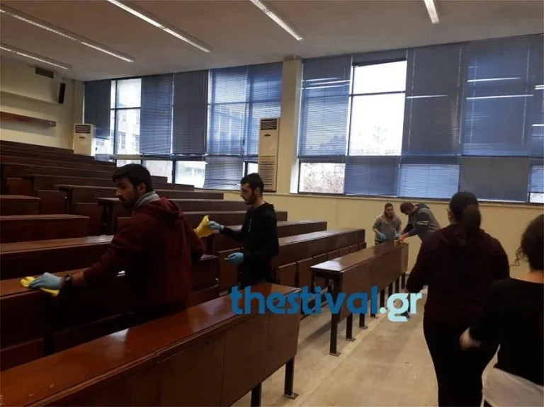 Φοιτητές καθαρίζουν τη Θεολογική σχολή του ΑΠΘ