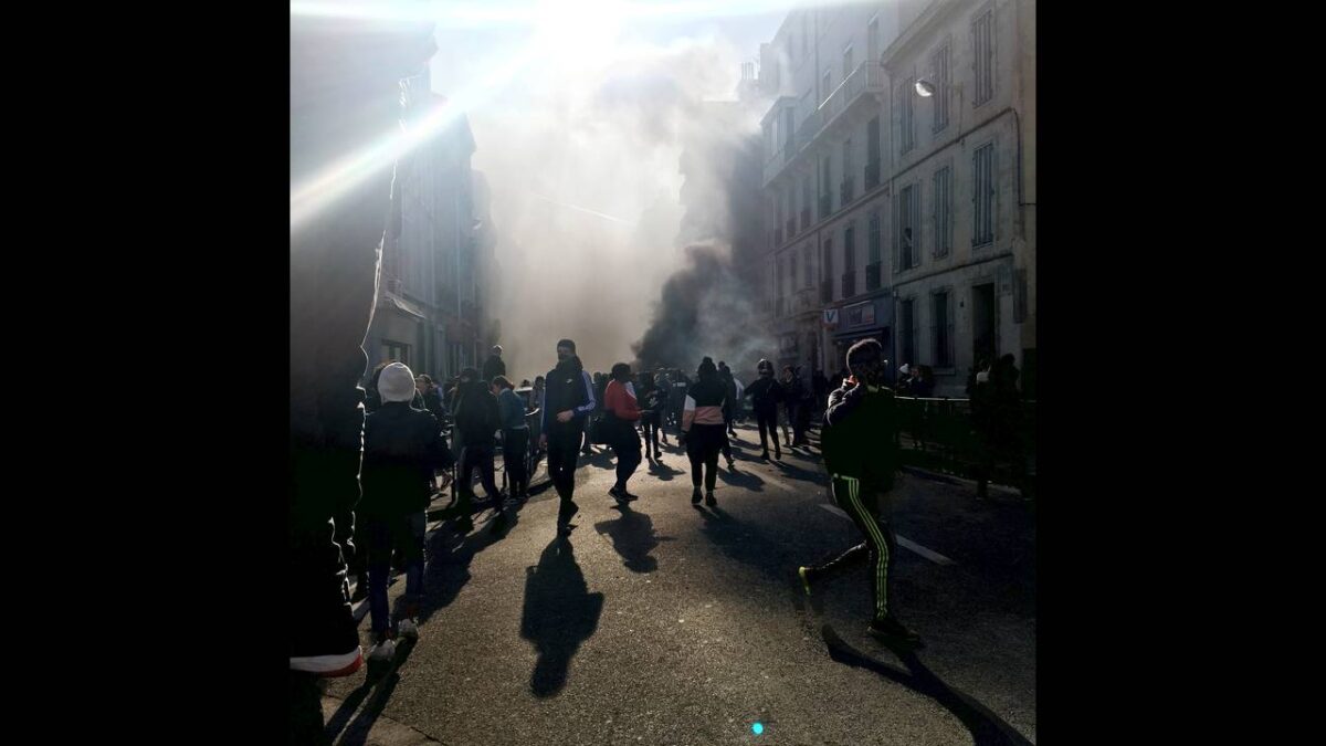 Γαλλία: Δεκάδες λύκεια στο πλευρό των «κίτρινων γιλέκων»