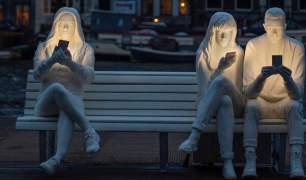 Καλλιτέχνης έφτιαξε ένα μοναδικό έργο τέχνης για να δείξει την εμμονή μας με τα smartphones