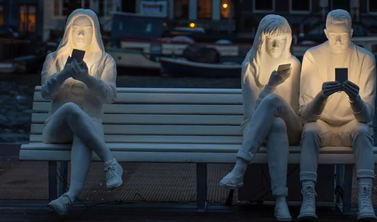 Καλλιτέχνης έφτιαξε ένα μοναδικό έργο τέχνης για να δείξει την εμμονή μας με τα smartphones