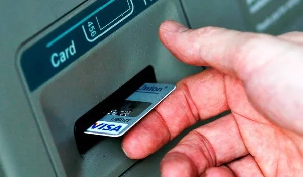 Πληρωμές με κάρτες: Τι προβλέπει ο νέος κανονισμός της ΕΕ