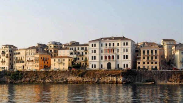 Κέρκυρα: Ραίνοντας με κολόνια εύχονται «καλή αποκοπή»