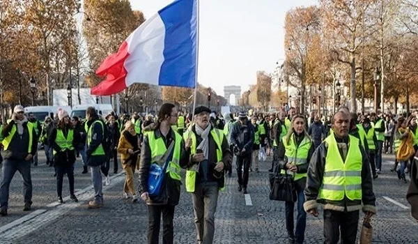 Προσαγωγές και δακρυγόνα στη νέα συγκέντρωση των Κίτρινων Γιλέκων