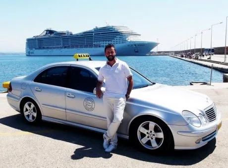 Οδηγός ταξί που έπεσε στη θάλασσα για να σώσει τουρίστρια ΑμΕΑ: “Όταν μπορείς να σώσεις έναν άνθρωπο, να το κάνεις”