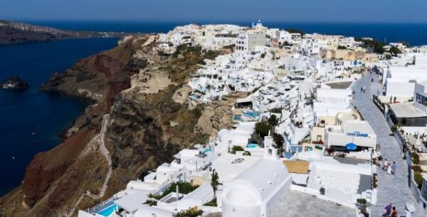 “Για τη στέγαση αναπληρωτών στη Σαντορίνη”