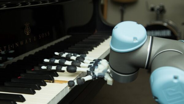 Το πρώτο ρομποτικό χέρι που παίζει πιάνο