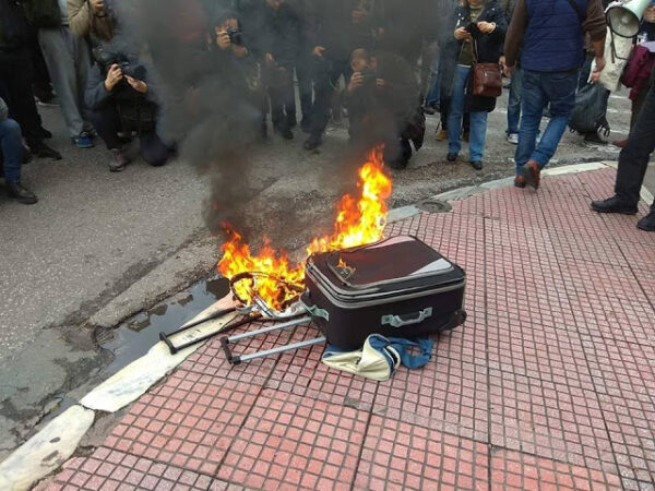 Επεισόδια και χημικά στην πορεία των εκπαιδευτικών – Δύο τραυματίες