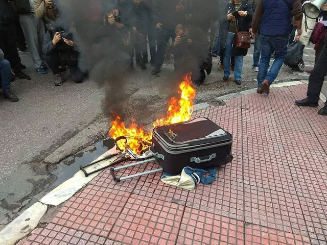 Επεισόδια και χημικά στην πορεία των εκπαιδευτικών – Δύο τραυματίες