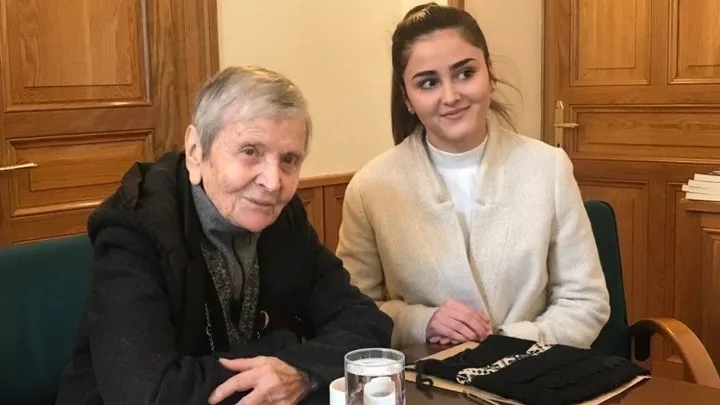 Η Ελένη Γλύκατζη Αρβελέρ συναντά τη βραβευμένη μαθήτρια Μ. Κοκάλα