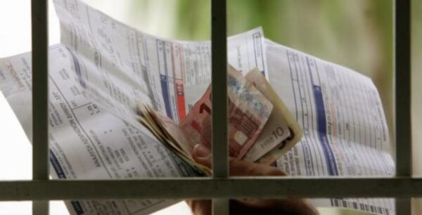 «Πόλεμος» Σταθάκη – Παναγιωτάκη για τις αυξήσεις στη ΔΕΗ