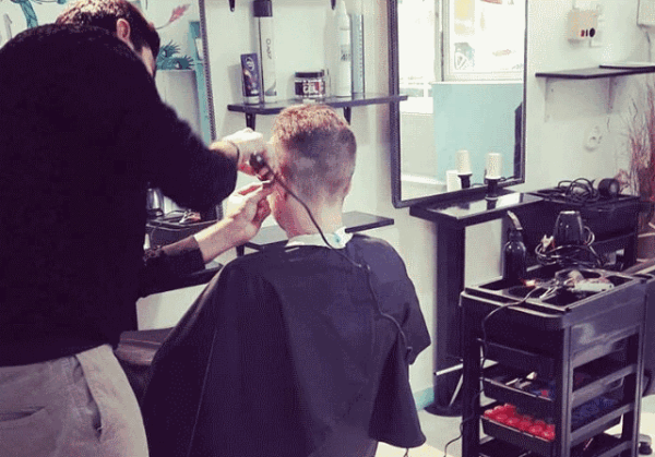 Lockdown:  Πότε ανοίγουν κομμωτήρια και λιανεμπόριο – Ποιά τα σενάρια