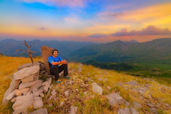 O 26χρονος φωτογράφος που αποφάσισε να ζήσει σε χωριό στα Άγραφα με 14 κατοίκους