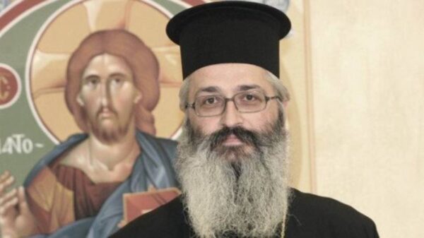 Μητροπολίτης κερνάει καφέ τους μαθητές που θα πάνε Εκκλησία για τους Τρεις Ιεράρχες