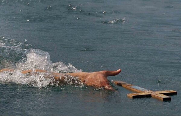 Έτσι γιορτάζονται τα Φώτα στην Ελλάδα: Όλα τα ήθη και έθιμα